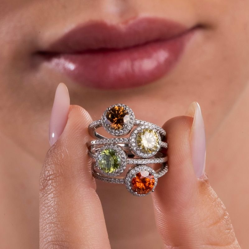 Anel Prata Banhado A Ródio Metade Cravejado C/ Moissanite 6mm Peridoto
