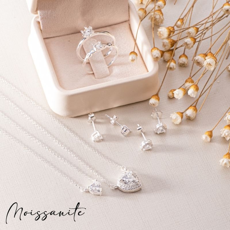 Anel Prata Solitario 4mm Moissanite Detalhes Vazados